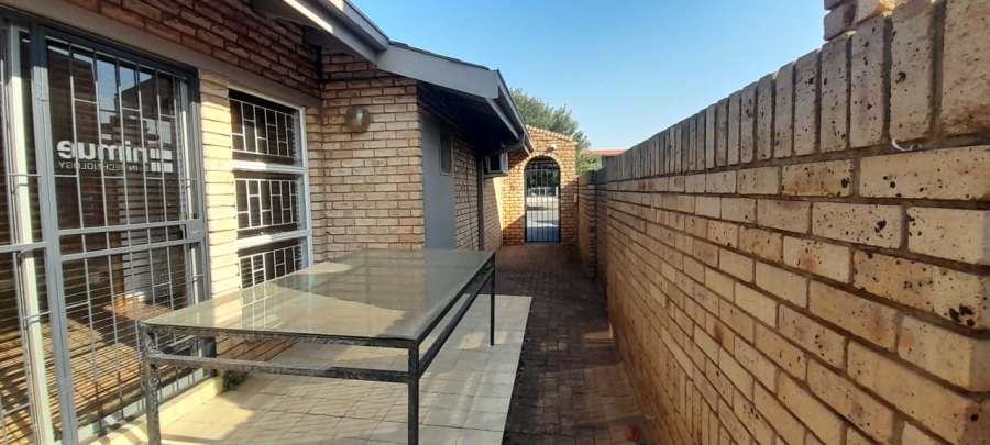 To Let  Bedroom Property for Rent in Wilkoppies North West